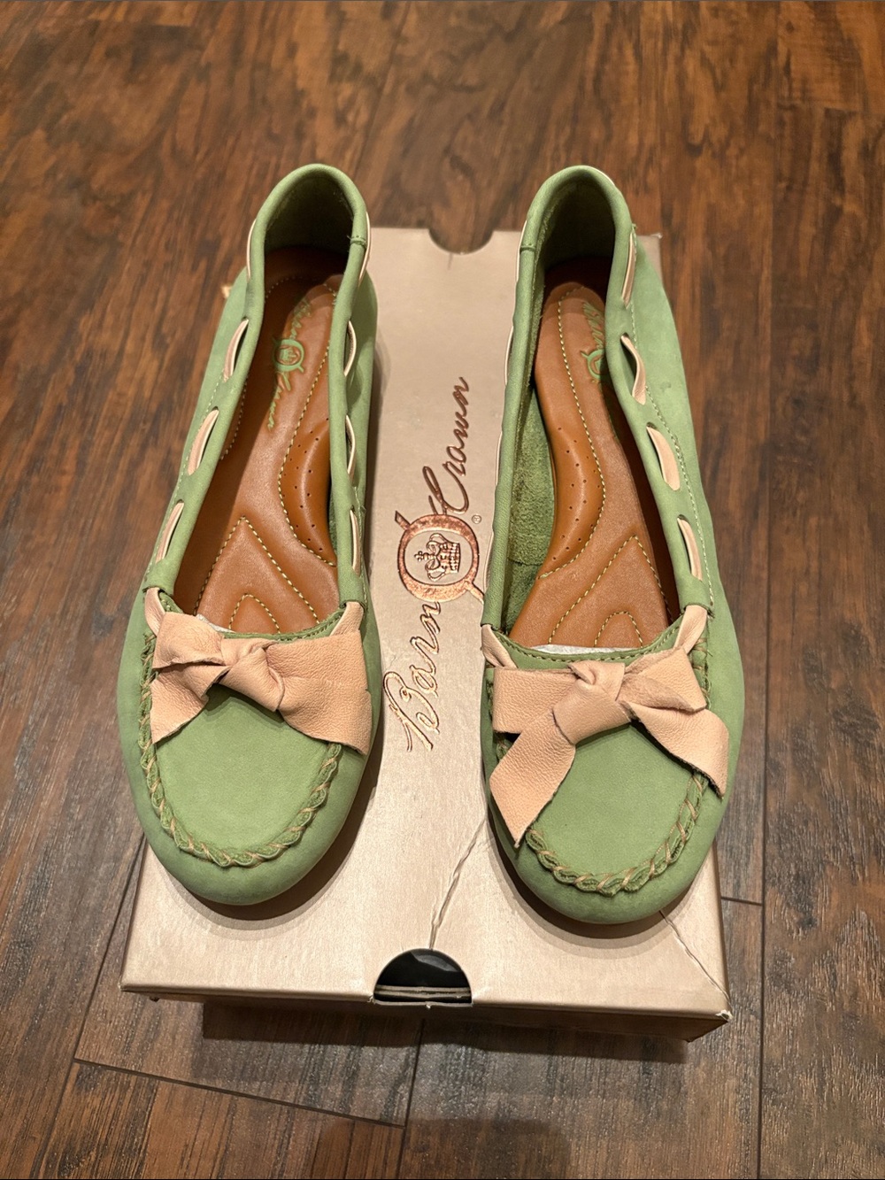 ⭐️LE DISCONTINUED⭐️ BØRN Crown Opal II FLAT - Green/Cream Suede- Women’s 7 US